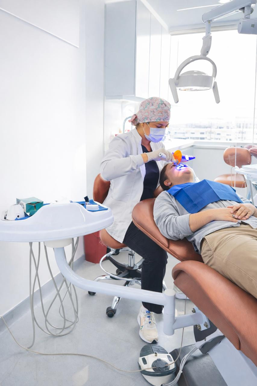 Dra Kelly Palacio atendiendo paciente ortodoncia consultorio Bogotá norte Centro Médico Dalí