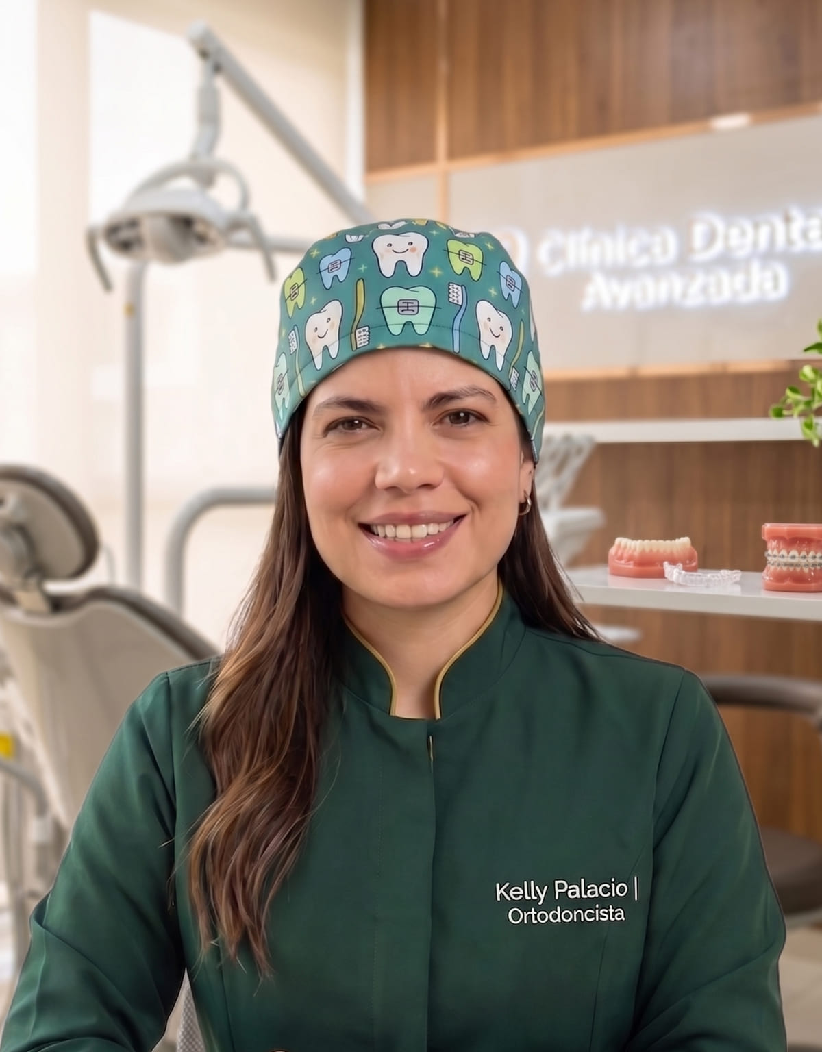 Dra Kelly Palacio ortodoncista Bogotá revisando modelo dental en consultorio Centro Médico Dalí