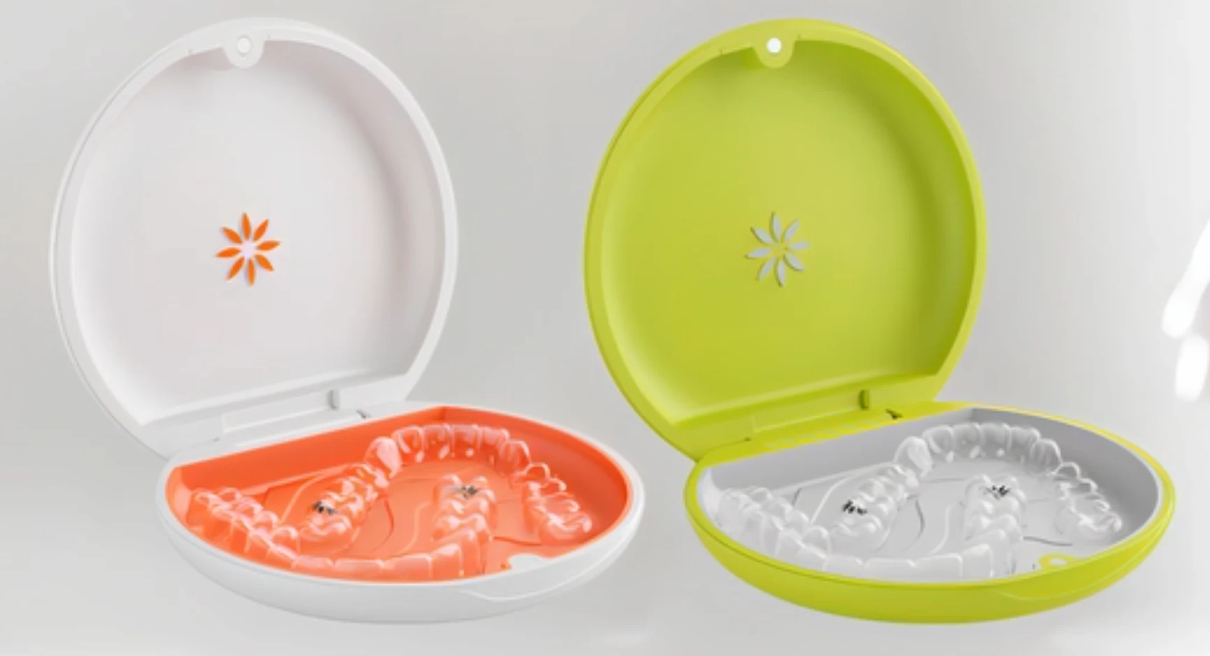 Estuches Invisalign de colores con alineadores transparentes